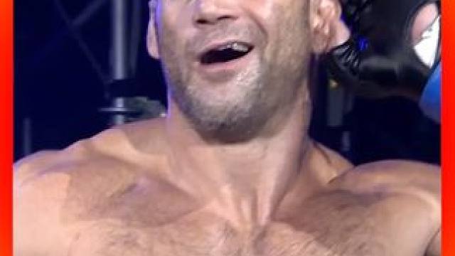 美国最混蛋的格斗选手！扛起中国举牌女郎就跑 #格斗 #体育精神 #中国力量让全世界知道