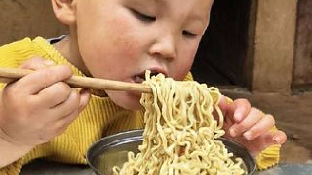 小双喜欢吃泡面。#农村娃