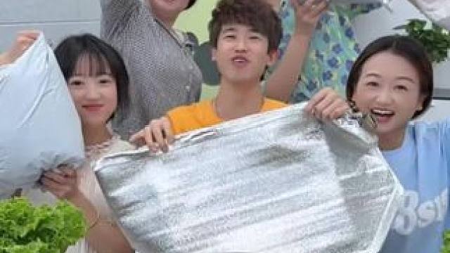 互换衣服吃高温火锅，哈哈羊公子好惨啊 #盲选 #吃火锅 #办公室游戏 #美的空调请客吃京东外卖 #美