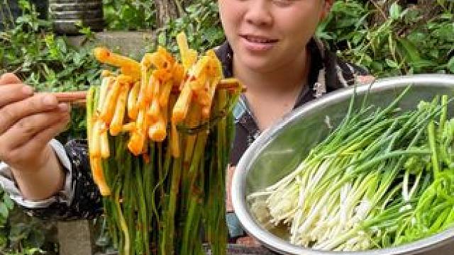 做个爆辣火锅，配着小葱和南瓜尖吃过瘾 #美食 #火锅 #农村生活