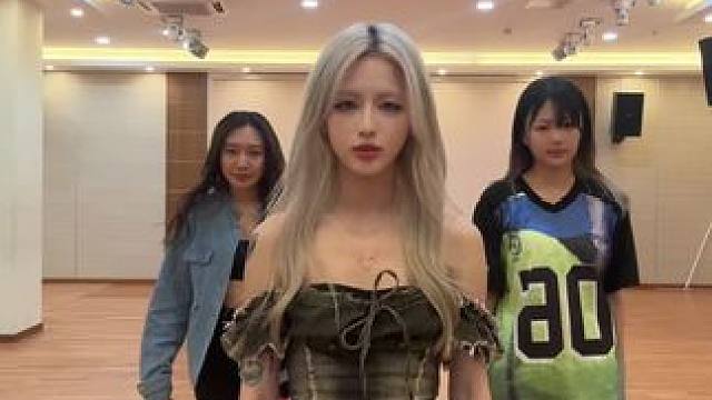 谢谢你们教我年轻人的舞

#辣妹舞蹈 #swag女孩 #shakeittothemax #上海ACE