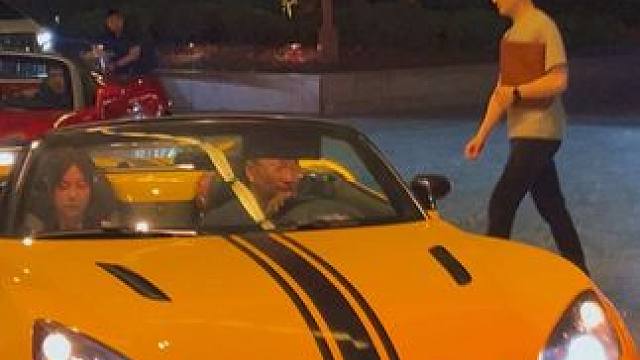 酒店门口，偶遇小哥哥开着20年前的敞篷跑车和小姐姐出门宵夜，如今整体行业都比较差 到底该做什么 才能