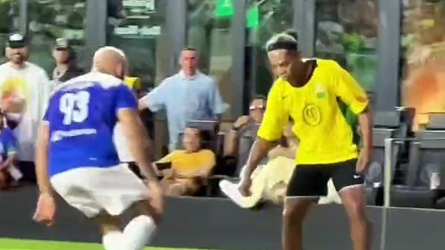 太强了！足球精灵罗纳尔迪尼奥