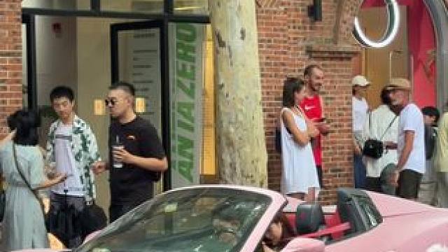 富人的生活真让人羡慕，老外都震惊到了#上海豪车街拍