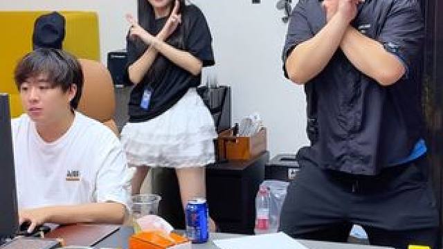 本来上班就烦！
#星奇摇 #猛男 #pk #甜妹