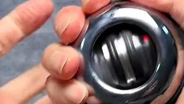 指尖旋转间，释放压力练出麒麟臂！ #腕力球  #自律  #健身 #这么炸裂的玩具谁研究的呢 #解压