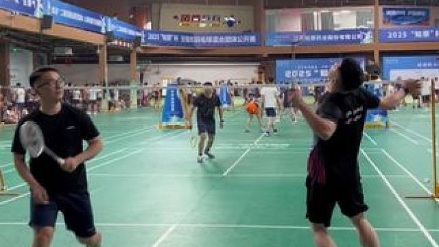 羽毛球男子双打比赛，面对高手得一分太难了