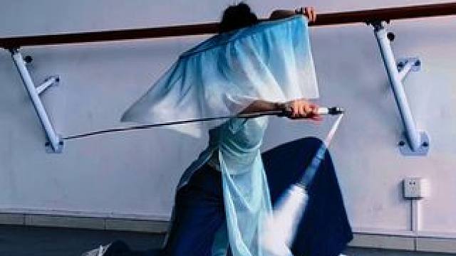 宝剑插腰间 #舞剑 #转场