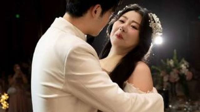 这么多人看着呢！太近了！太近了！