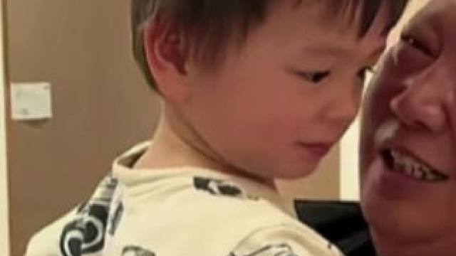 小黄回国第一天，凯文和外公不熟，不给他抱 #小黄远嫁美国