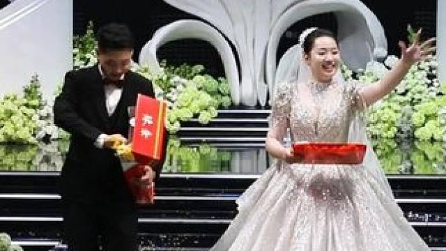 气氛嗨爆啦，新郞新娘退场狂撒礼物#婚礼 #婚礼现场 #婚礼攻略