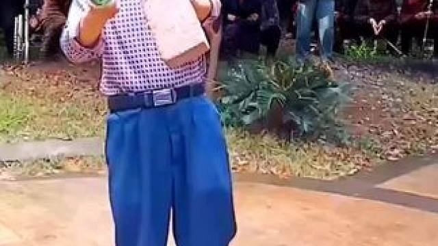 70岁的老爷爷，展示隔空批啤酒瓶功夫可真厉害