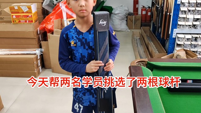 帮学员挑选球杆