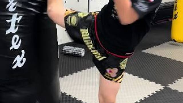 有粉丝说练这个没用，大家都是练泰拳的，只要练拳者不会转脚和上肢不会摆臂护头，那么练这个就有用！基础动