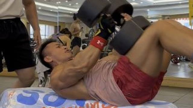 卧推花絮 好几年都没有用过大重量练卧推了，今天42.5公斤推一推#一个国寿一生守护 #恒温更可靠万和