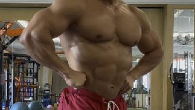 get哥肌肉秀 早训结束，来一组肌肉秀，你get到了吗#拆除情绪隐患找回开心 #get哥备战2025