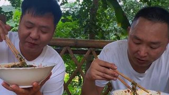 辣椒茄子往火里一丢，出锅就是一道下饭菜，真香！ #人间烟火 #新农人计划2025 #农村美食#下饭菜