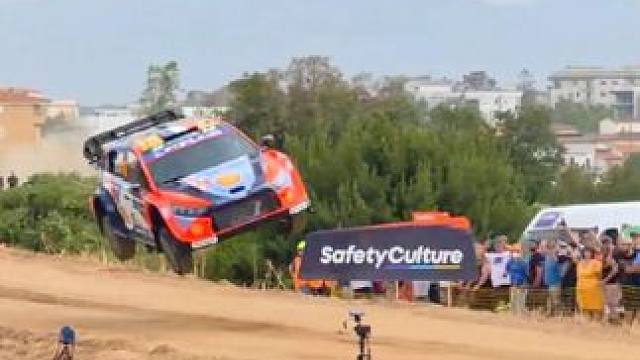 2025年WRC意大利撒丁岛第六轮砾石拉力赛正在火热进行中，领略顶级车手驾驭各款车型飞跃坡道的震撼姿