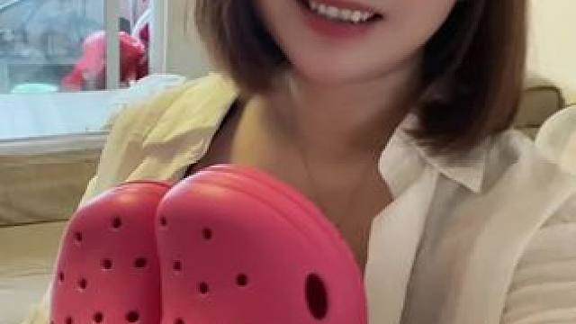 在与辉同行下单的树莓色洞洞鞋太绝了！显白到发光✨ 谁穿谁是甜妹本妹！#与辉同行 #董宇辉 #万物皆可