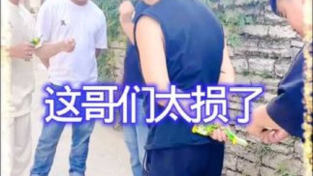 这哥们太损了！ #搞笑 #专治不开心 #万万没想到 #看一遍笑一遍 #整蛊路人