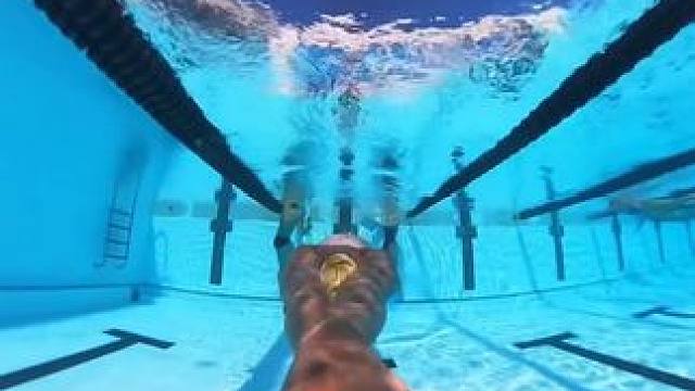 沉浸式欣赏游泳出发的个人视角，海豚腿真的很丝滑！ #蝶泳 #游泳出发 #海豚腿 #跳发