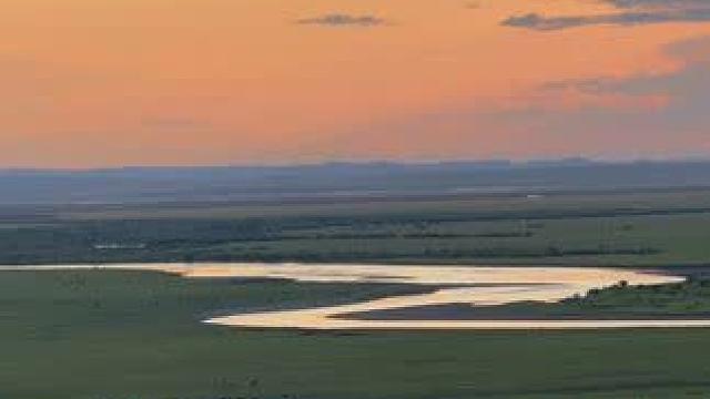 现在是呼伦贝尔的20:00整
实现了梦想骑马追一次日落的愿望
火烧云出现那一瞬间
好像一切焦虑都消散