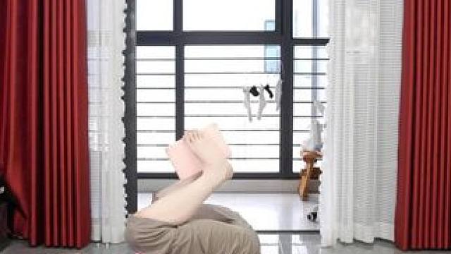 你的小肚子一直小不下去的话 这样练
骨盆前倾会让你小肚子突出，大腿前凸，每天花几分钟练习这几个动作可