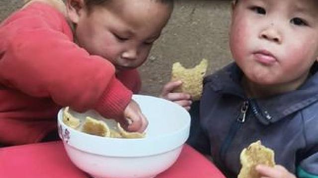 炸零食给双胞胎吃。#农村娃