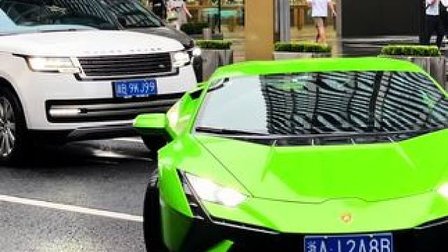 这一刻幸福具像化，夫人开着小牛，老爷开着路虎，这就是努力的意义#兰博基尼小牛 #路虎揽胜 #dou是