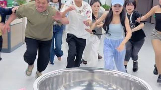 老板发奖励啦想来的赶紧的啊 #搞笑 #办公室游戏 #专治不开心