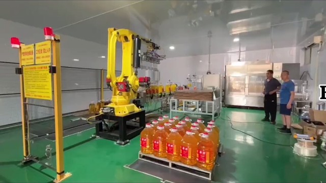 食用油码垛机＋自动放隔板装置