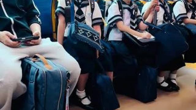 日本小姑娘很可爱嘛，拿那么多东西，叔叔都想帮你们提包了…