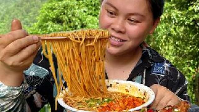 做个香辣猪脚米粉，配着新鲜小白菜吃过瘾 #美食 #农村生活