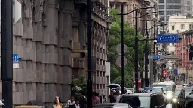 如果你没钱上海只是上海，只有东方明珠跟外滩。如果你有钱，上海才是纸醉金迷的魔都，才是夜夜笙歌的十里洋