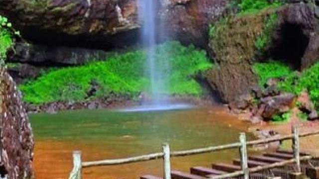 神仙居飞天瀑，入目飞流三千尺，疑是银河落九天的感觉。