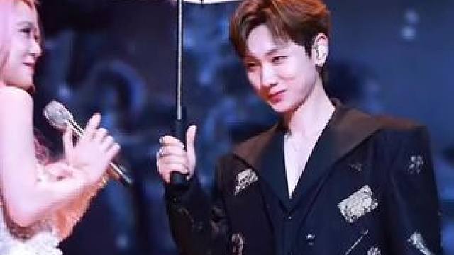 感谢二位让我们欣赏到如此好听好看的合作曲～
#合唱 #音乐推荐 #汪苏泷 #薛凯琪 #演唱会
