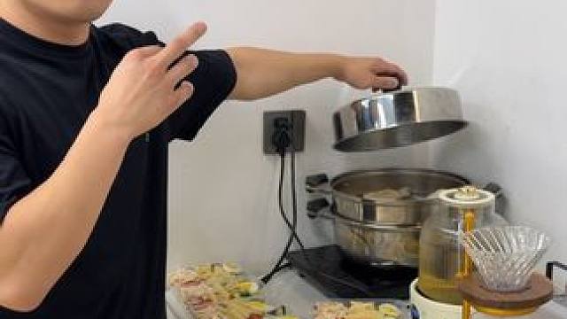 今天给股东们看一下门店日常配餐 每天的轻食都是给大家新鲜准备的，食材都是每日新鲜购买，练完可以在店吃