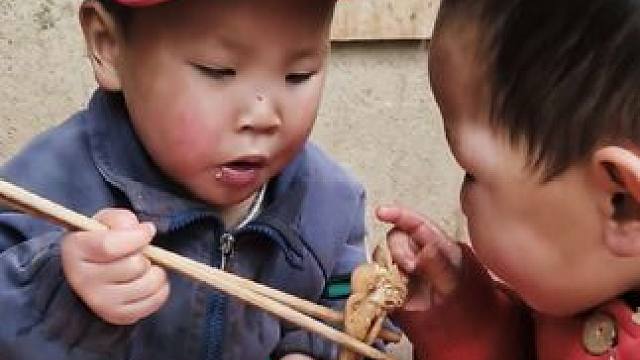 四个孩子喜欢吃无骨鸡爪，有需要的下方小黄车去拍。#农村娃