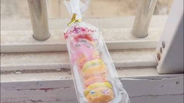 发现了很多各种各样的糖果总算被我拿到了一个#儿童玩具 #儿童乐趣