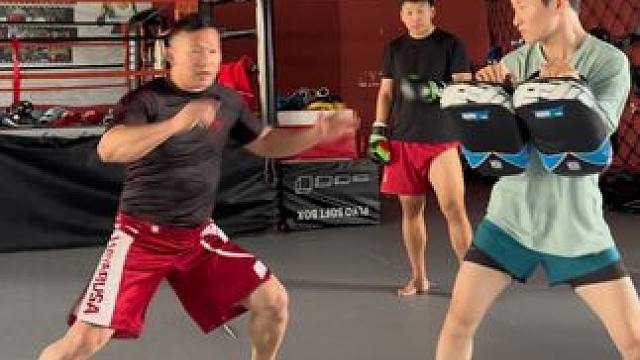 腿法吊打训练 技战术训练，距离感、时间差，节奏的把控尤为重要，其中远踢近打贴身摔是武术散打的核心技术