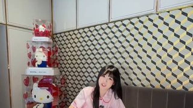 新品凉席也被我要来直播间啦，还有我的贴贴，一定要预约