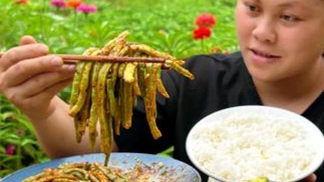 今天摘了很多辣椒豆角和黄瓜做几个下饭菜 #美食 #农村生活 #田园生活