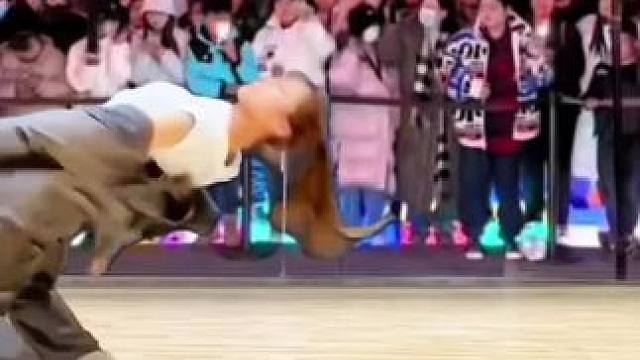 街舞美女酷似刘亦菲舞艺超群