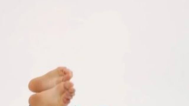 零基础学瑜伽：锻炼腹部核心的动作 今天的动作是锻炼腹部和核心的训练，可以紧实我们的腹部，打造马甲线。