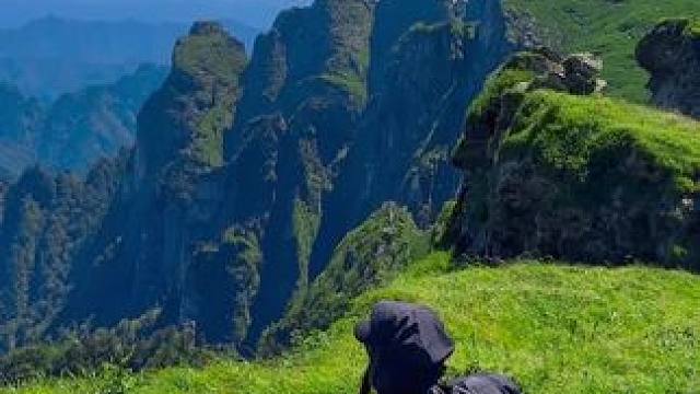 一个人去徒步 秦岭最后一片净土 
鹿角梁很早就想去爬了，一直纠结当天往返还是重装驻扎，选择了后者 ，