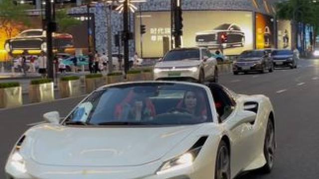 起猛了，杭州的小姐姐真的是人均法拉利吗？都在开法拉利，他们是怎么赚钱的？#法拉利f8 #杭州万象城 