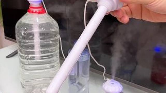 拧在水瓶上就能用的加湿器你见过嘛?小巧便槜很安静，出门带上也方便。#水瓶加温器 #甜甜圈加湿器