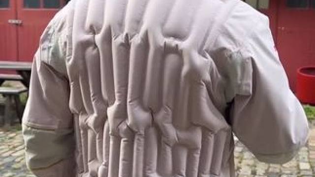 户外旅游探险衣，百变小魔衣！ #户外装备 #探险服 #雨衣一体式 #出门神器 #解压视频