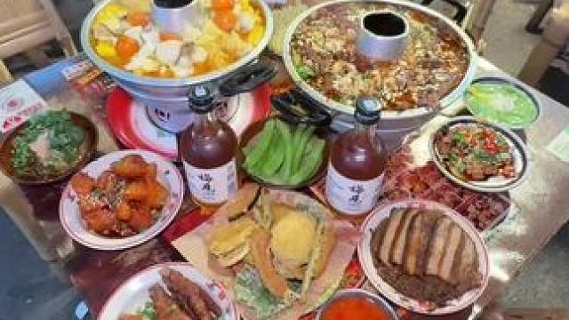 老马扎市井小火锅和梅见联名啦，今天就来带你揭秘到底是怎么一回事，大家来吃老马扎市井小火锅之前，记得蹲