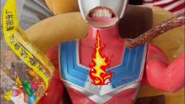 奥特曼偷吃我的辣条被辣哭了#奥特曼 #儿童玩具 #奥特曼玩具